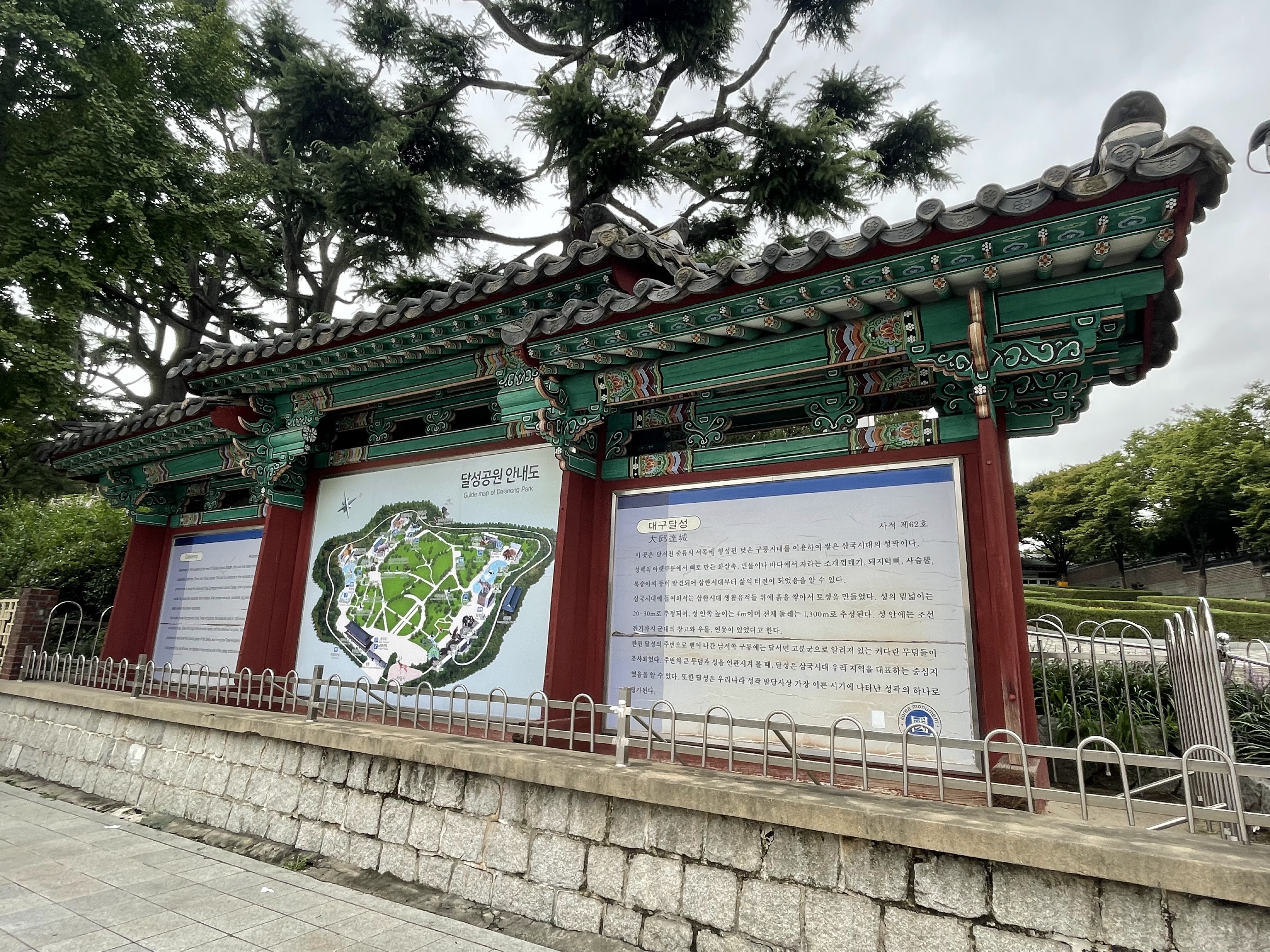高处俯瞰公园与城区绿带构成的地景。
